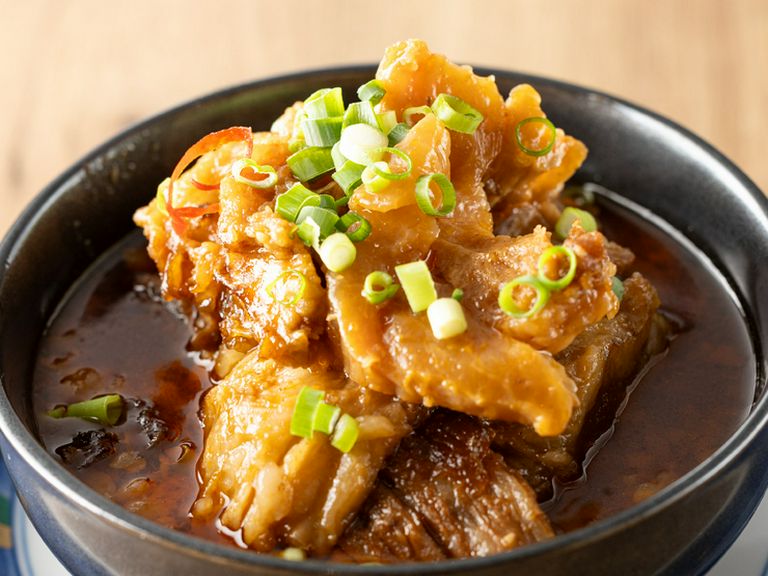 一口ごとに、濃厚な味わいと共に牛スジの旨みが広がる『牛スジ煮込み』