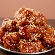 手作りにこだわった揚げたて韓国風チキンをはじめ、トッポギ・豚キムチ・季節の料理など、本格派韓国料理を提供。韓国焼酎やチキンにぴったりのビールもあり、気軽に韓国気分を味わえるお店です。