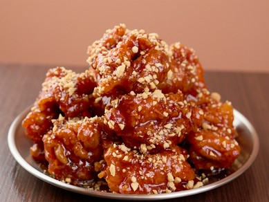 チキンをはじめ、一品料理に韓国酒。本場韓国のテイストを提供