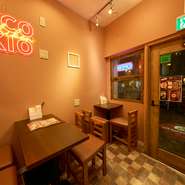 女性客を中心にお一人様で訪れるゲストも多いお店。チキンのサイズも骨あり・骨なしとそれぞれで選べるため、おいしいチキンでちょっと一杯、というスタイルもオススメです。