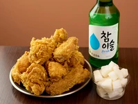 骨なしではジューシーなもも肉を、骨ありでは鶏のいろいろな部位をお楽しみいただけます。