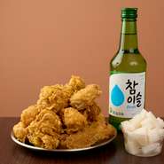 シンプルなチキンフライ。骨なしはサクッと楽しめる少しあっさりめの味付け、骨ありは飽きのこないスパイシーな味付けになっています。追加用のソースもあり、衣のザクザク感はそのまま、味の変化も楽しめます。