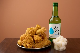 鶏の旨みをシンプルに。ソースでの味変も楽しい『フライドチキン』