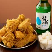 “チキンと生”は韓国では鉄板の組み合わせ。ジューシーなチキンと、爽快なビールの組み合わせは相性抜群。仕事帰りにちょっと一杯、というスタイルもオススメです。