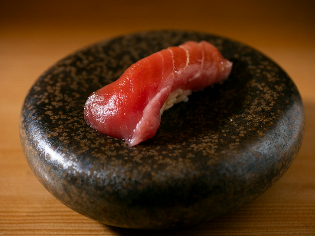 毎朝豊洲市場を訪れ、旬の魚を目利き