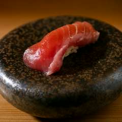 毎朝豊洲市場を訪れ、旬の魚を目利き