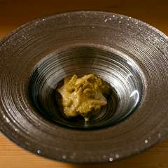 贅沢なひと時を演出する一皿『鮑　肝ソース添え』