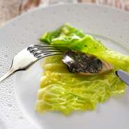 フォアグラと黒トリュフのちりめんキャベツ包み