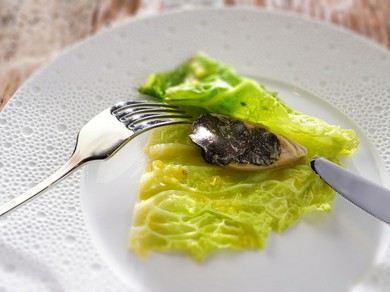 フォアグラと黒トリュフのちりめんキャベツ包み