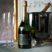 𠮷野建シェフ監修のお料理とソムリエ厳選の
4種類のワインペアリングを心行くまでご堪能ください。