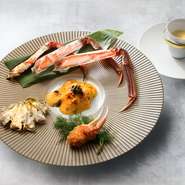 吉野建氏がプロデュースしたフレンチコースと三国で水揚げした越前がにを合わせた冬季限定のディナーコース