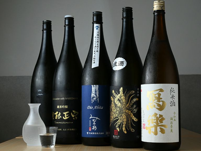 全国の酒蔵に足を運び、常時30〜40種の日本酒を厳選
