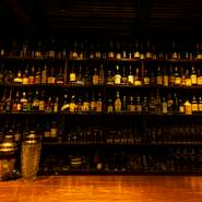 壁一面に並ぶボトルが輝きを放つ中、バーテンダーの無駄のない動きによりバックバーの迫力がさらに増していきます。それは、訪れた人々にお酒の歴史と品質の良さを語りかけているかのよう。