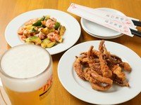 お酒：生ビール（中・1杯）orハイボール（1杯）or焼酎（1杯）or各種サワー（1杯）選べる料理2品：枝豆、キムチ、冷奴、台湾風冷奴、棒棒鷄、ザーサイ、手羽先の煮込みなどプラス300円でラーメン又は飯類つきます。