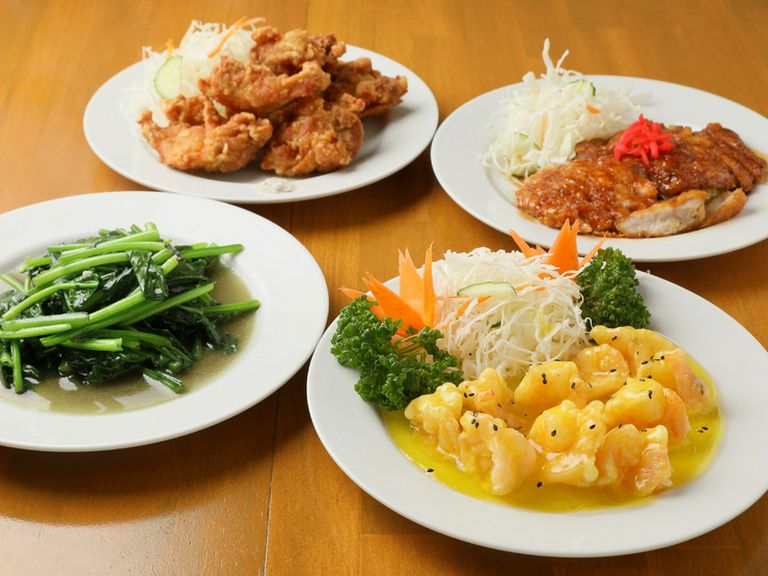 シェアスタイルで味わいたい人気メニュー『若鶏から揚げ、中華ステーキ、レモン海老、青菜炒め』