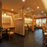 店内は木を基調としたオシャレで落ち着いた空間。職人技を間近にできるカウンター席に加えて、窓越しに眺める庭など、さりげない和の趣もまた、上質な時間を演出してくれます。
