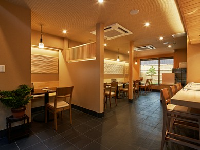 和の趣が散りばめられた店内で、上質な時間を演出