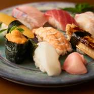 毎日市場から届けられる良質な鮮魚と、熟練の寿司職人の確かな技によって紡がれる一貫の喜び。旬の海の幸をシンプルに活かした寿司や、一品料理も多数。さまざまなカタチの喜びを提供してくれます。