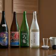 旬のメニューに合わせて、季節ごとのオススメ日本酒も取り揃えています。飲み頃の酒を楽しみながら、寿司や一品料理を食す、その時期ならではの贅沢に酔いしれてみませんか。