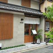 “お客様に楽しんでいただく、喜んでいただくこと”を重視するお店。高級感はありつつも、カジュアルな印象を受けるお店づくりにも、お客様にリラックスして食を楽しんでいただきたいという、お店の姿勢が伺えます。