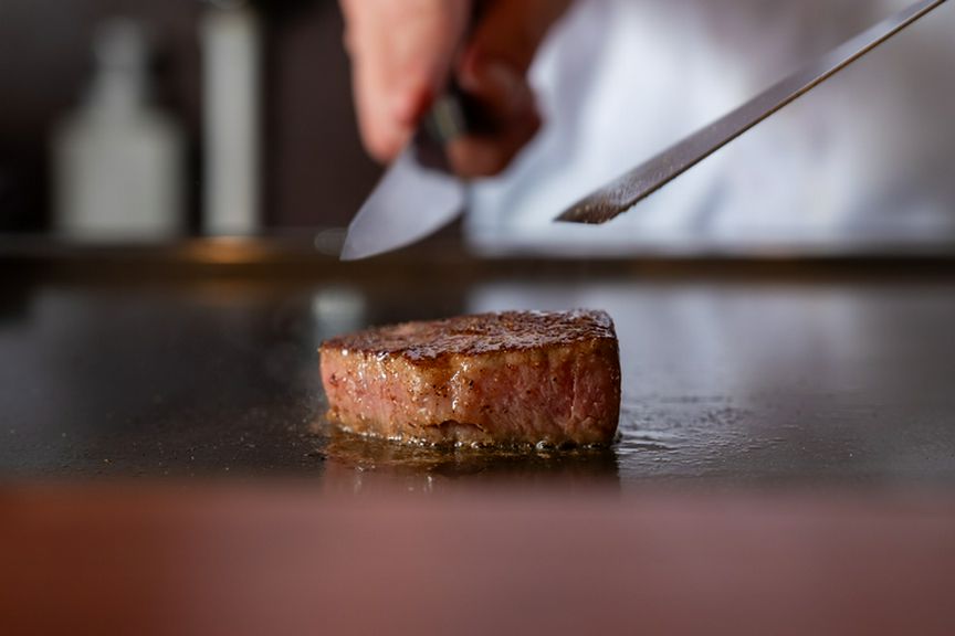 飛騨牛の一品とステーキ、季節の小皿料理を自分流に楽しめる！
