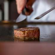 岐阜県が誇る黒毛和牛・飛騨牛を同地出身の店主が安定仕入れし、和＆洋の一品料理と鉄板焼きで提供。旬食材の小皿料理も充実し、アラカルト中心のメニューなので、好きなものを気軽に満喫できます。
