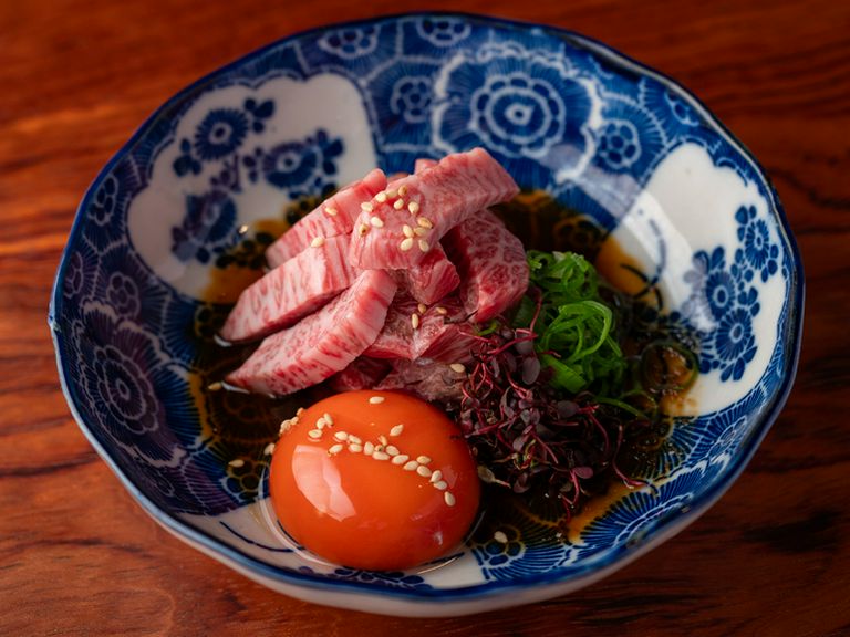 飛騨牛ステーキ、季節の小皿料理に合う国産自然派ワインが豊富