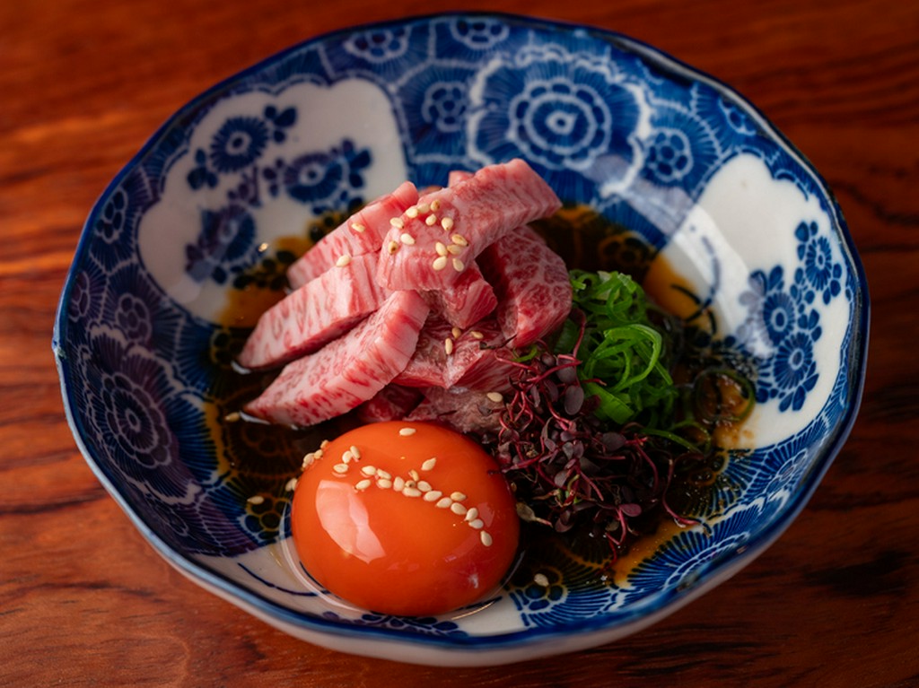 飛騨牛ステーキ、季節の小皿料理に合う国産自然派ワインが豊富