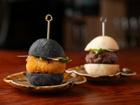 アテにも人気！飛騨牛100％＆海老カツの『小さなバーガー2種』