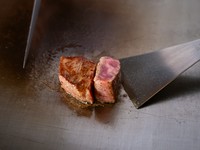 サーロイン以外にも人気＆おいしい部位を取り揃えています。各々50gから注文できます。
・ランプ100g：3000円
・イチボ100g：3400円
・サーロイン100g：4000円
・ヘレ100g：4400円
