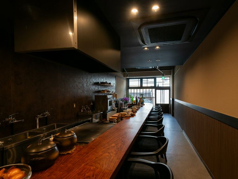 落ち着いた空間で本格鉄板焼きを自然体で楽しめる