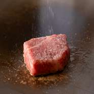 貴重な黒毛和牛・飛騨牛を扱う精肉店が集う店主の故郷、岐阜県養老町から、鮮度・品質とも上質ランクの肉を安定仕入れ。京都や北海道など、生産者から直接仕入れる野菜も多く、和牛＆旬の幸の両方を堪能できます。