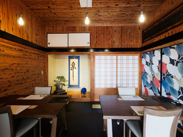 古民家ならではの“温かさ”。優しい光に照らされた優美な空間