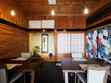 古民家ならではの“温かさ”。優しい光に照らされた優美な空間