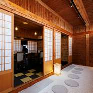 石垣市の中心街、ユーグレナモールに程近い場所にある【しゃぶしゃぶ・すき焼き皐】。店内は、古民家を改装した開放的なスペースです。木の香りが漂い、心も身体もくつろげる、隠れ家のような雰囲気です。