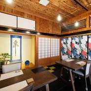 古民家を改装した店内はノスタルジックな空間。木の優しい香りに包まれ、二人だけの時間を満喫できる雰囲気です。普段使いから記念日や誕生日まで、大人デートで利用するのにピッタリの一軒です。