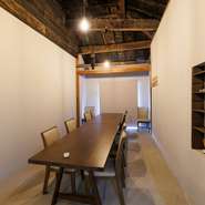 店内には個室も用意されています。家族で石垣島へ訪れた際のディナー、仕事仲間や友人の記念日などの利用にオススメです。古民家が持つ独特の味わいが、大切な時間を演出してくれます。