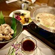 長時間かけてじっくり炊き出した鶏白湯スープに豆乳を合わせコクを加えて極上スープに仕上げました！
島原から取り寄せた地鶏をご堪能ください！！
