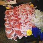 脂が甘い、それなのにしつこくない。それが、パイナップルを食べて育った希少な「南ぬ豚」です。ダイレクトに豚の旨みをリーズナブルに味わえるしゃぶしゃぶコースです。