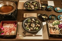 脂が甘い、それなのにしつこくない。それが、パイナップルを食べて育った希少な「南ぬ豚」です。ダイレクトに豚の旨みをリーズナブルに味わえるしゃぶしゃぶコースです。