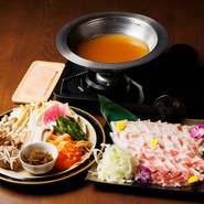 脂が甘い、それなのにしつこくない。それが、パイナップルを食べて育った希少な「南ぬ豚」です。ダイレクトに豚の旨みを味わえるしゃぶしゃぶコースが『南ぬ豚しゃぶしゃぶ極上コース』です。
