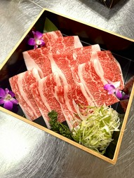脂が良質で、食べ飽きないのが特徴の「石垣牛」を、しゃぶしゃぶで堪能『石垣牛しゃぶしゃぶコース』