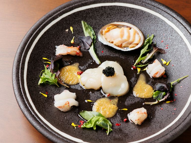 新鮮な地元産魚介類を使用したコース内の一品『カルパッチョ』