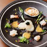 多種多様な美しい魚たちが生息している石垣周辺。そんな地元産の新鮮な魚介類を使用した『カルパッチョ』は、彩り豊かに盛り付けされています。五感を満たすコース内の一品です。