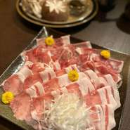 料理に使われるのは、石垣島産アグー豚のブランド豚「南ぬ豚（ぱいぬぶた）」。【皐】では、しゃぶしゃぶで堪能できます。とける脂身が甘く、まろやかな味わいが楽しめます。