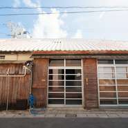 市役所通りから路地を入ったところにある古民家。風情豊かな空間は落ち着いた雰囲気で、ゆったりと食事を楽しめます。石垣の食材と四季折々の素材を味わえる一軒です。