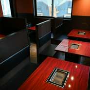 リラックスして食事を楽しめる、落ち着いたトーンの店内。家族連れでの利用も歓迎。アットホームなスタッフのサービスと快適な空間で、世代を問わず足を運びやすいお店です。