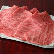 しっかり入ったサシが印象的な『ザブトン』は、およそ3秒炙れば食べ頃に。肩ロースでも希少な部位を、通常サイズのおよそ1.6倍サイズで提供。リーズナブルながらも食べ応えのあるメニューです。