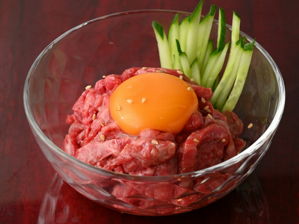 鮮度抜群、特選黒毛和牛ロース使用『特選炙りユッケ』