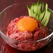 特選黒毛和牛ロースを大胆に使用した、お店自慢の炙りユッケ。鮮度抜群のお肉を新鮮なまま楽しめる、贅沢なメニューです。